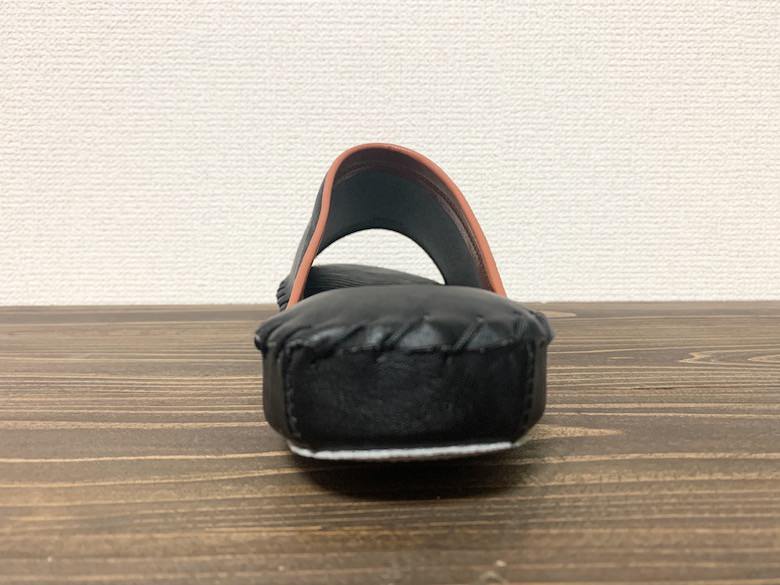 パンジーのスリッパはカカトが接地していない